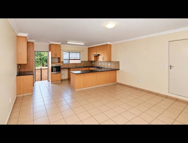 2 BEDROOM TOWNHOUSE FOR SALE IN LANGENHOVENPARK